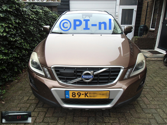 Parkeersensoren (set A 2023) ingebouwd door PI-nl in de voorbumper van een Volvo XC60 uit 2009. De display werd midden op het dashboard gemonteerd.