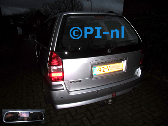 Parkeersensoren (set D 2023) ingebouwd door PI-nl in een Mitsubishi Spacewagon GDI uit 1999. De spiegeldisplay is van de set met bumpercamera en (standaard zilveren) sensoren.