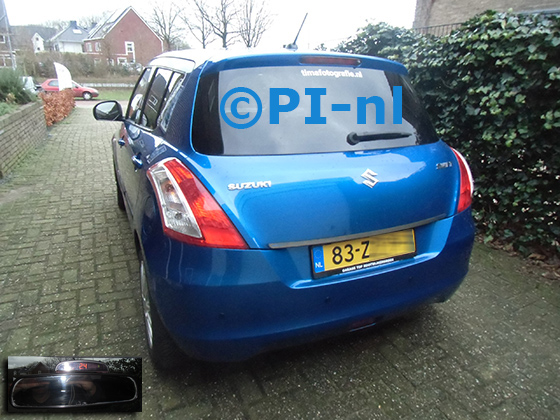 Parkeersensoren (set A 2023) ingebouwd door PI-nl in een Suzuki Swift uit 2013. De display werd op de binnenspiegel gemonteerd.