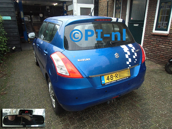 Parkeersensoren (set A 2024) ingebouwd door PI-nl in een Suzuki Swift uit 2011. De display werd op de binnenspiegel gemonteerd.