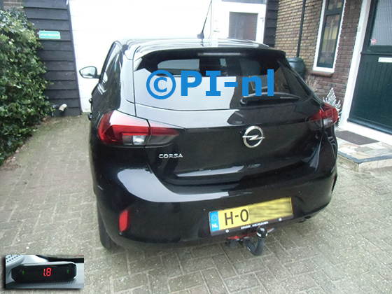 Parkeersensoren (set A 2024) ingebouwd door PI-nl in een Opel Corsa met canbus uit 2020. De display werd linksvoor bij de a-stijl gemonteerd.