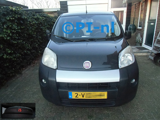 Parkeersensoren (set A 2024) ingebouwd door PI-nl in de voorbumper van een Fiat Fiorino uit 2011. De display werd linksvoor bij de a-stijl gemonteerd.