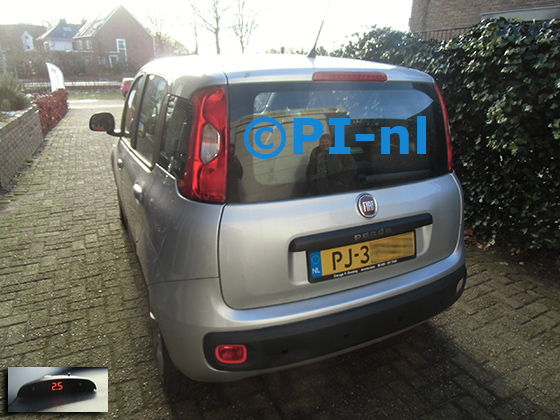 Parkeersensoren (set A 2024) ingebouwd door PI-nl in een Fiat Panda uit 2017. De display werd linksvoor bij de a-stijl gemonteerd.