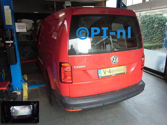 Parkeercamera (bumper-camera-set 2024) ingebouwd door PI-nl in een Volkswagen Caddy Maxi met canbus uit 2017. De bumpercamera werd gekoppeld aan een eigen scherm.