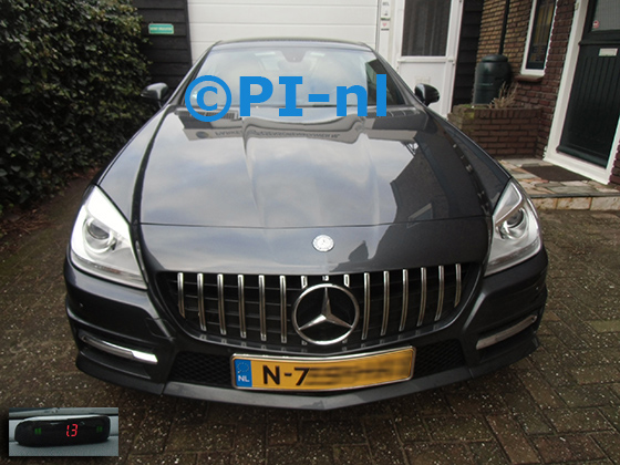 Parkeersensoren (set A 2024) ingebouwd door PI-nl in de voorbumper van een Mercedes-Benz SLK 200 Roadster uit 2014. De display werd op het dashboard gemonteerd.