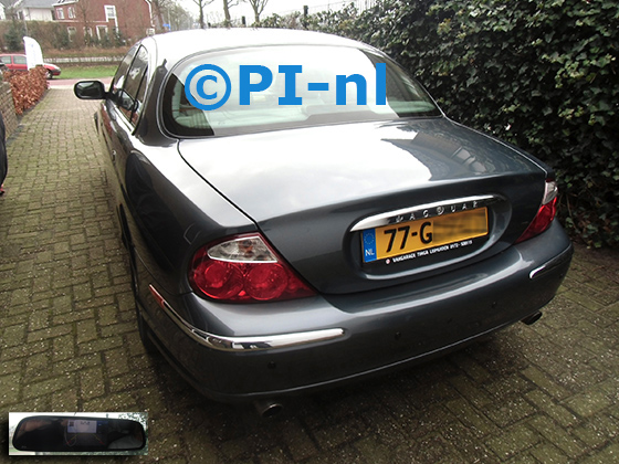 Parkeersensoren (set D 2024) ingebouwd door PI-nl in een Jaguar S-Type 3.0 V6 met canbus uit 2001. De spiegeldisplay is van de set met bumpercamera en sensoren.