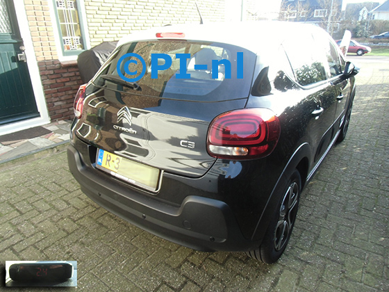 Parkeersensoren (set A 2024) ingebouwd door PI-nl in een Citroen C3 met canbus uit 2022. De display werd linksvoor bij de a-stijl gemonteerd.