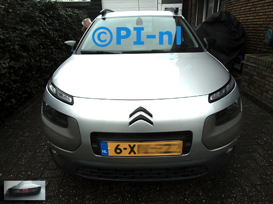 Parkeersensoren (set A 2024) ingebouwd door PI-nl in de voorbumper van een Citroen C4 Cactus uit 2014. De display werd linksvoor bij de a-stijl gemonteerd.