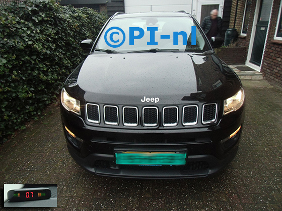 Parkeersensoren (set A 2024) ingebouwd door PI-nl in de voorbumper van een Jeep Compass uit 2019. De display werd linksvoor bij de a-stijl gemonteerd.