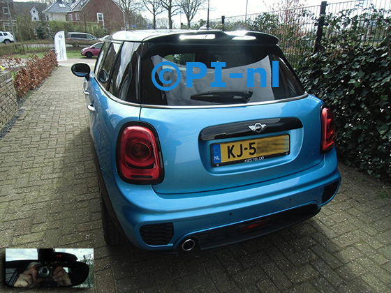 OEM-parkeersensoren (set H 2024) ingebouwd door PI-nl in een Mini Cooper Works met canbus uit 2016. De display werd op de binnenspiegel gemonteerd.