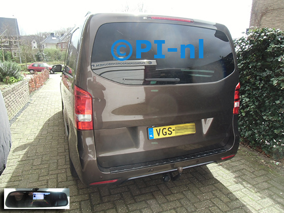 Parkeersensoren (set D 2024) ingebouwd door PI-nl in een Mercedes-Benz Vito met canbus uit 2018. De spiegeldisplay is van de set met bumpercamera en sensoren.