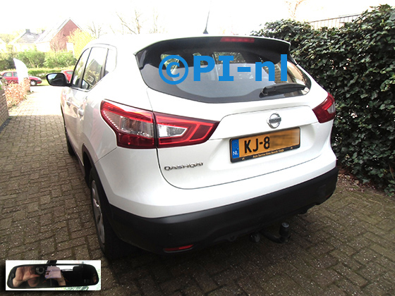 Parkeersensoren (set D 2024) ingebouwd door PI-nl in een Nissan Qashqai Visia uit 2016. De spiegeldisplay is van de set met bumpercamera en antraciet gespoten sensoren.