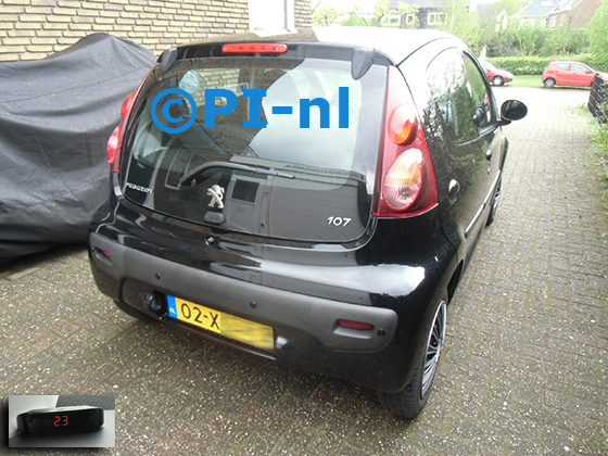 Parkeersensoren (set A 2024) ingebouwd door PI-nl in een Peugeot 107 uit 2012. De display werd linksvoor bij de a-stijl gemonteerd.