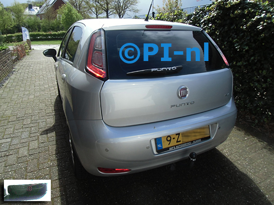 Parkeersensoren (set A 2024) ingebouwd door PI-nl in een Fiat Punto Evo uit 2015. De display werd linksvoor bij de a-stijl gemonteerd. Er werden standaard zilveren sensoren gemonteerd.