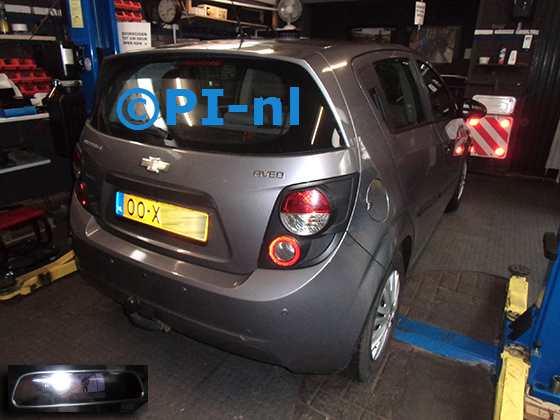 Parkeersensoren (set D 2024) ingebouwd door PI-nl in een Chevrolet Aveo met canbus uit 2012. De spiegeldisplay is van de set met bumpercamera en sensoren.