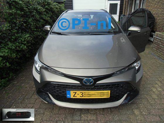 Parkeersensoren (set A 2024) ingebouwd door PI-nl in de voorbumper van een Toyota Corolla Sports Touring Hybrid (nieuw) uit 2024. De display werd linksvoor bij de a-stijl gemonteerd.