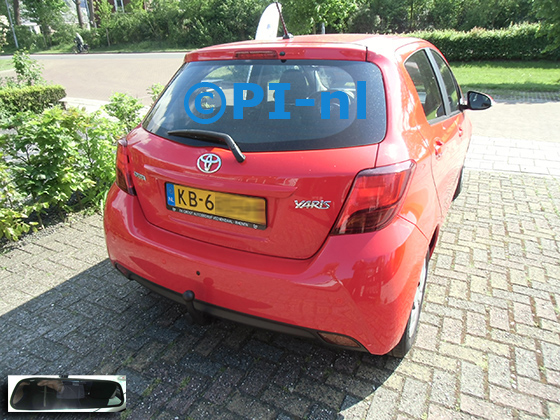 Parkeersensoren (set D 2024) ingebouwd door PI-nl in een Toyota Yaris met canbus uit 2016. De spiegeldisplay is van de set met bumpercamera en standaard rode sensoren.