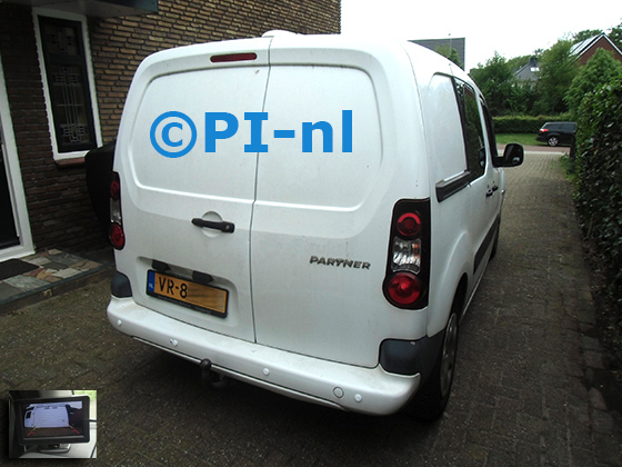 Parkeersensoren (set D 2024) ingebouwd door PI-nl in een Peugeot Partner met canbus uit 2015. De monitor is van de set met bumpercamera en witte sensoren.