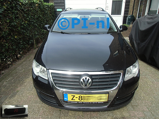 Parkeersensoren (set A 2024) ingebouwd door PI-nl in de voorbumper van een Volkswagen Passat Variant uit 2008. De display werd linksvoor bij de a-stijl gemonteerd.