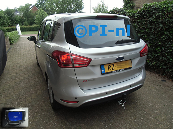 Parkeersensoren (set B 2024) ingebouwd door PI-nl in een Ford B-Max met canbus uit 2018. De display werd linksvoor bij de a-stijl gemonteerd.