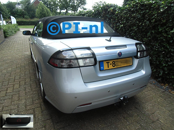 Parkeersensoren (set A 2024) ingebouwd door PI-nl in een Saab 9-3 Cabrio uit 2010. De display werd linksvoor bij de a-stijl gemonteerd. Er werden standaard zilveren sensoren gemonteerd.