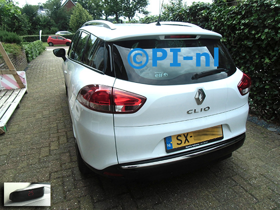Parkeersensoren (set A 2024) ingebouwd door PI-nl in een Renault Clio Estate met canbus uit 2018. De display werd linksvoor bij de a-stijl gemonteerd.