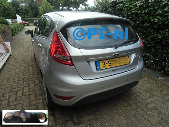 Parkeersensoren (set D 2024) ingebouwd door PI-nl in een Ford Fiesta met canbus uit 2011. De spiegeldisplay is van de set met bumpercamera en standaard zilveren sensoren.