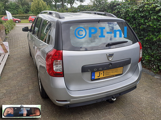 Parkeersensoren (set D 2024) ingebouwd door PI-nl in een Dacia Logan MCV uit 2020. De spiegeldisplay is van de set met bumpercamera en sensoren.