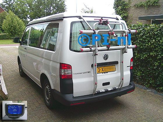 Parkeersensoren (set B 2024) ingebouwd door PI-nl in een Volkswagen Transporter T5 camperbusje met canbus uit 2014. De display werd linksvoor bij de a-stijl gemonteerd. Er werden antraciete sensoren gemonteerd.