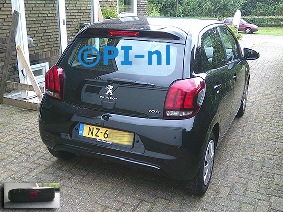 Parkeersensoren (set A 2024) ingebouwd door PI-nl in een Peugeot 108 met canbus uit 2017. De display werd linksvoor bij de a-stijl gemonteerd.