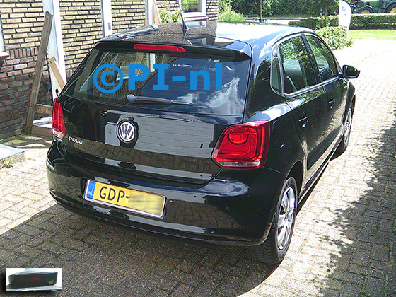 Parkeersensoren (set A 2024) ingebouwd door PI-nl in een Volkswagen Polo met canbus uit 2013. De display werd linksvoor bij de a-stijl gemonteerd.