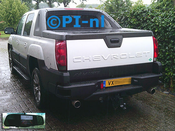 Parkeersensoren (set D 2024) ingebouwd door PI-nl in een Chevrolet Avalanche pickup truck met canbus uit 2002. De spiegeldisplay is van de set met beugelcamera en sensoren.
