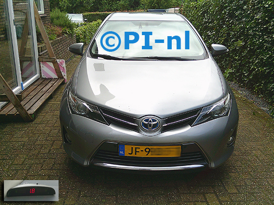 Parkeersensoren (set E 2024) ingebouwd door PI-nl in de voorbumper van een Toyota Auris uit 2015. De display werd linksvoor bij de a-stijl gemonteerd. Er werden twee standaard zilveren en twee antraciete sensoren gemonteerd.