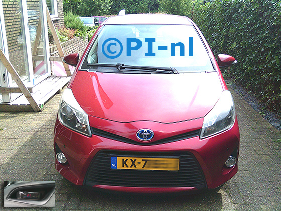 Parkeersensoren (set A 2024) ingebouwd door PI-nl in de voorbumper van een Toyota Yaris Hybrid uit 2012. De display werd linksvoor in een dashboardkastje gemonteerd.