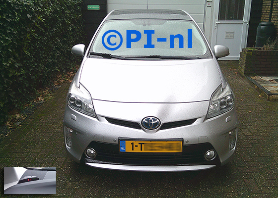 Parkeersensoren (set A 2024) ingebouwd door PI-nl in de voorbumper van een Toyota Prius uit 2014. De display werd bij de a-stijl gemonteerd. Er werden standaard zilveren sensoren gemonteerd.