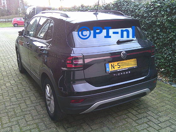 Parkeersensoren (set E 2024) ingebouwd door PI-nl in een Volkswagen T-Cross met canbus uit 2021. De pieper werd voorin gemonteerd.