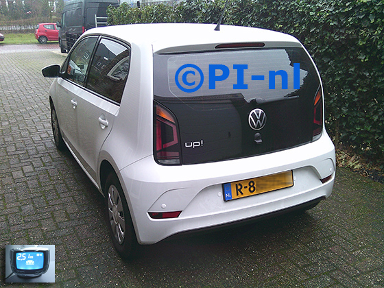 Parkeersensoren (set B 2024) ingebouwd door PI-nl in een Volkswagen Up! met canbus uit 2022. De display werd linksvoor bij de a-stijl gemonteerd. Er werden standaard witte sensoren gemonteerd.