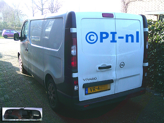 Parkeersensoren (set D 2025) ingebouwd door PI-nl in een Opel Vivaro uit 2015. De spiegeldisplay op zuignapspiegel is van de set met bumpercamera en sensoren.