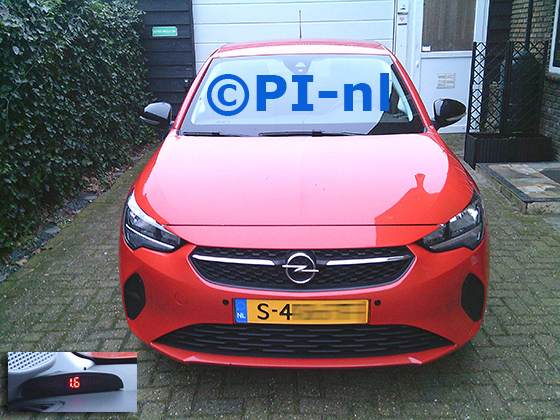 Parkeersensoren (set A 2025) ingebouwd door PI-nl in de voorbumper van een Opel Corsa uit 2023. De display werd linksvoor bij de a-stijl gemonteerd.