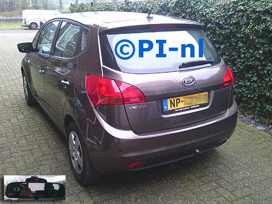 Parkeersensoren (set A 2025) ingebouwd door PI-nl in een Kia Venga met canbus uit 2012. De display werd bovenop de binnenspiegel gemonteerd.