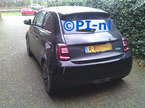 Parkeersensoren (set E 2025) ingebouwd door PI-nl in een Fiat 500E met canbus uit 2022. De pieper werd voorin gemonteerd.