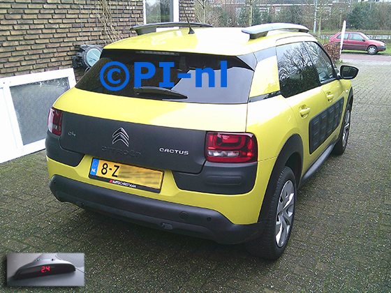 Parkeersensoren (set A 2025) ingebouwd door PI-nl in een Citroen C4 Cactus uit 2014. De display werd links bij de a-stijl gemonteerd.
