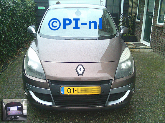 Parkeersensoren (set A 2025) ingebouwd door PI-nl in de voorbumper van een Renault Scenic (3) uit 2010. De display werd op de monitor gemonteerd. Er werden twee zwarte en twee zilveren sensoren gemonteerd.