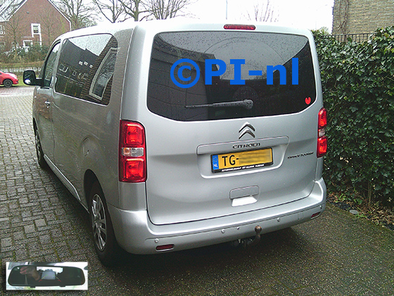 Parkeersensoren (set D 2025) ingebouwd door PI-nl in een Citroen Jumpy Spacetourer met canbus uit 2017. De spiegeldisplay is van de set met bumpercamera en standaard zilveren sensoren.
