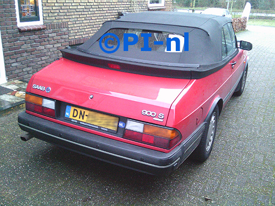 Parkeersensoren (set E 2025) ingebouwd door PI-nl in een Saab 900 S Cabriolet uit 1992. De pieper werd achterin (binnen) gemonteerd.
