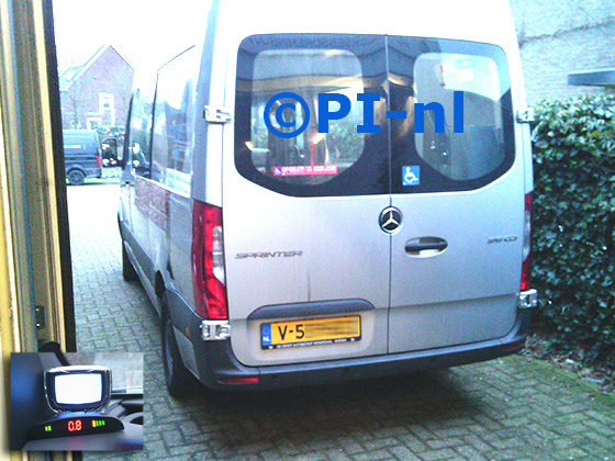 Parkeersensoren (set B 2025) ingebouwd door PI-nl in een Mercedes-Benz Sprinter met canbus uit 2020. De display werd linksvoor bij de a-stijl gemonteerd.