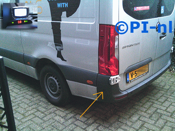 Dode Hoek Parkeersensoren (set DHP/A 2025) ingebouwd door PI-nl in een Mercedes-Benz Sprinter met canbus uit 2020. De display werd linksvoor bij de a-stijl gemonteerd.