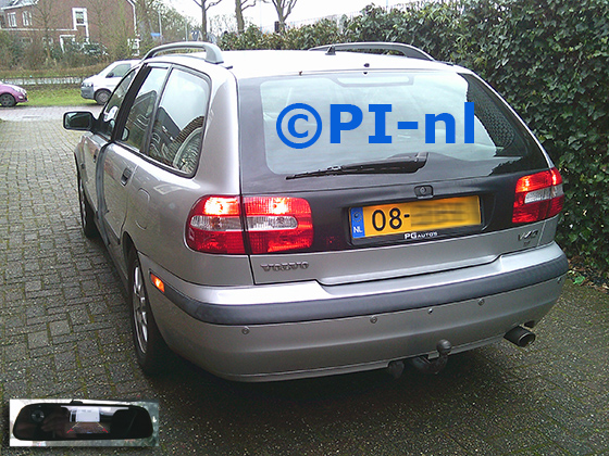 Parkeersensoren (set D 2025) ingebouwd door PI-nl in een Volvo V40 uit 2002. De spiegeldisplay is van de set met bumpercamera en standaard zilveren sensoren.
