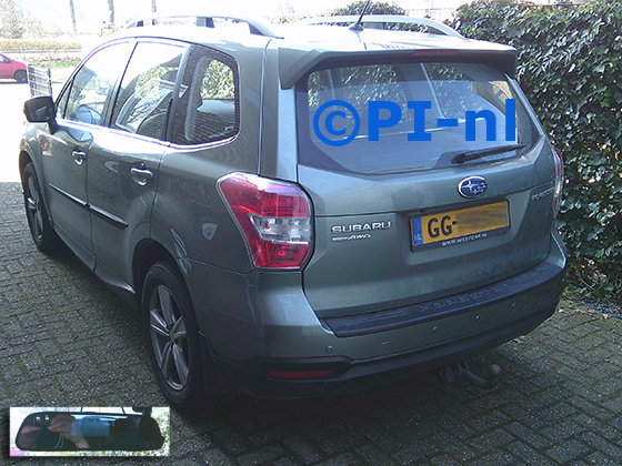 Parkeersensoren (set D 2025) ingebouwd door PI-nl in een Subaru Forester uit 2015. De spiegeldisplay is van de set met bumpercamera en sensoren.