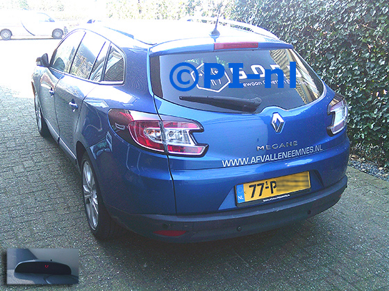 Parkeersensoren (set A 2025) ingebouwd door PI-nl in een Renault Megane Estate uit 2011. De display werd rechtsvoor bij de a-stijl gemonteerd. Een defecte fabrieksset werd vervangen door een parkeerset van PI-nl.